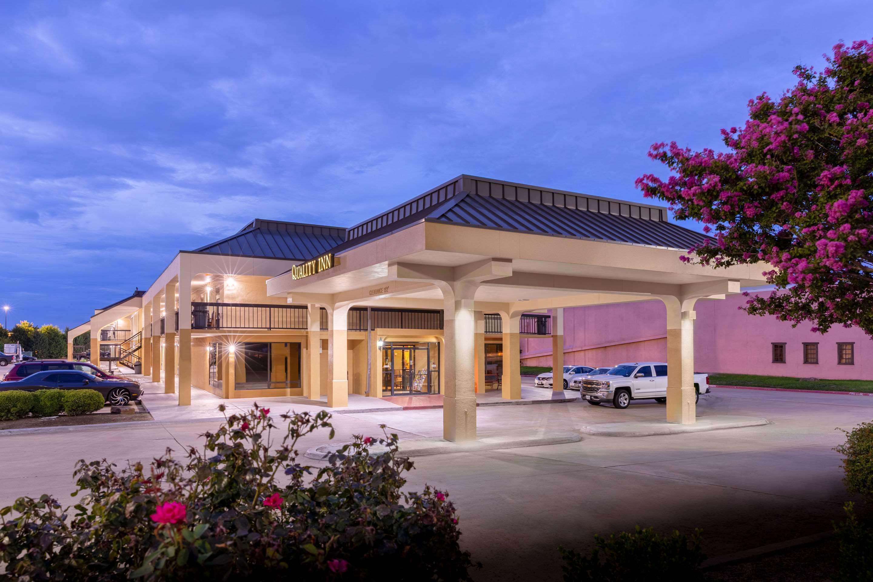 Quality Inn At Arlington Highlands Екстериор снимка